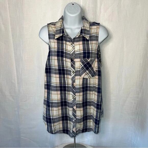 Maurices Tops - Maurice’s Plaid Sleeveless Button Up Top